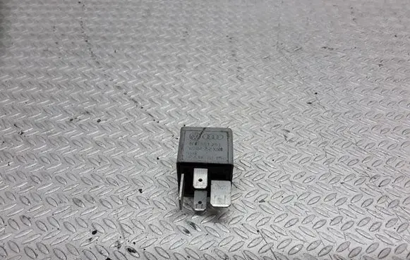 Volkswagen PASSAT B5 Other relay 8D0951253