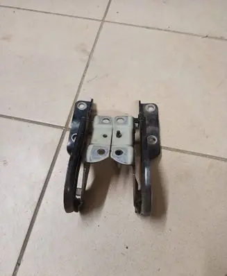 Engine bonnet/hood hinges