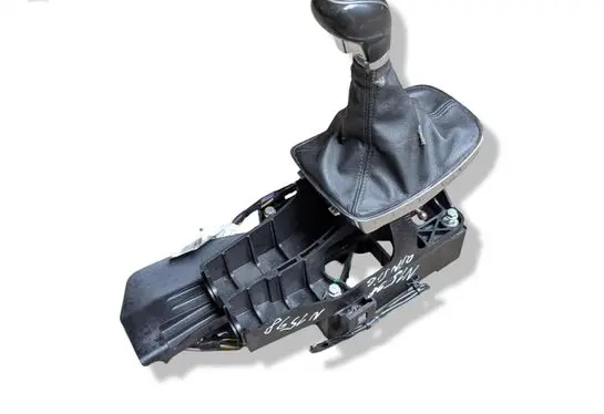 Opel Insignia A Gear shifter/selector 55563829