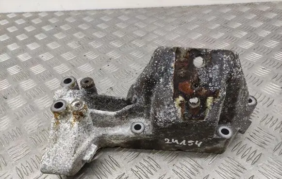 Engine mounting bracket