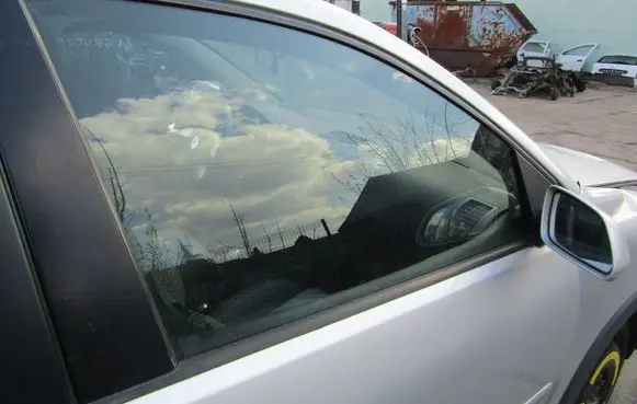 Volkswagen Polo IV 9N3 Front door window glass four-door 