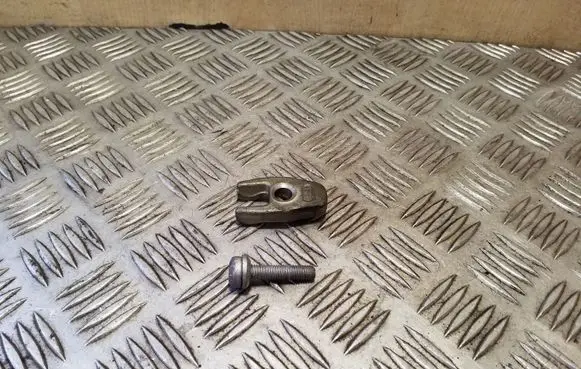 Suzuki Grand Vitara II Fuel Injector clamp holder