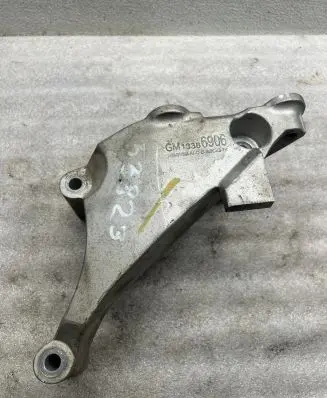 Opel Mokka Engine mounting bracket 13386906