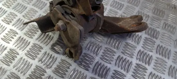 Mazda 323 Engine mount bracket