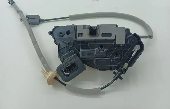 Seat Arona Front door lock 45320180
