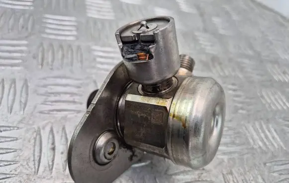 BMW X1 E84 Fuel injection high pressure pump 7584461 0261520148 2003946119