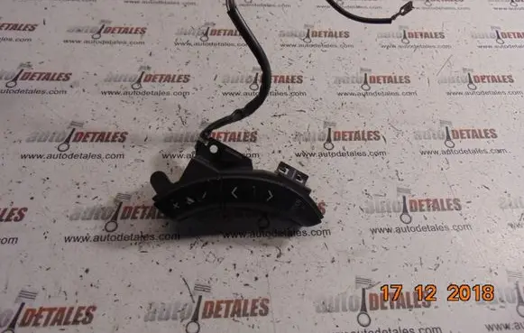 Toyota Corolla Verso E121 Steering wheel buttons/switches 75B037