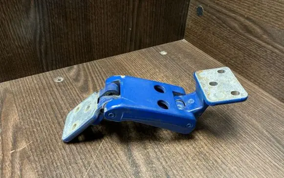 Mercedes-Benz Sprinter W906 Loading door lower hinge 9067400237
