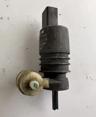 Volkswagen Polo IV 9N3 Windscreen/windshield washer pump