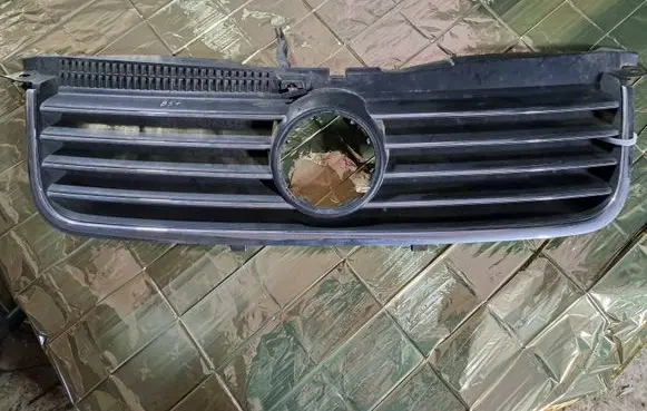 Volkswagen PASSAT B5 Front bumper upper radiator grill 3B0853651