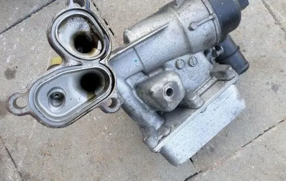 Renault Laguna I Oil filter mounting bracket 8200781898