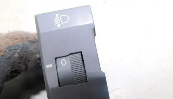 KIA Carens II Headlight level height control switch 189831
