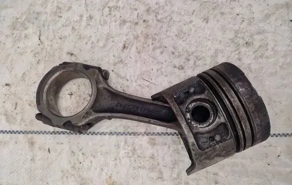 Nissan Patrol Y60 Piston with connecting rod 4-2V7-22