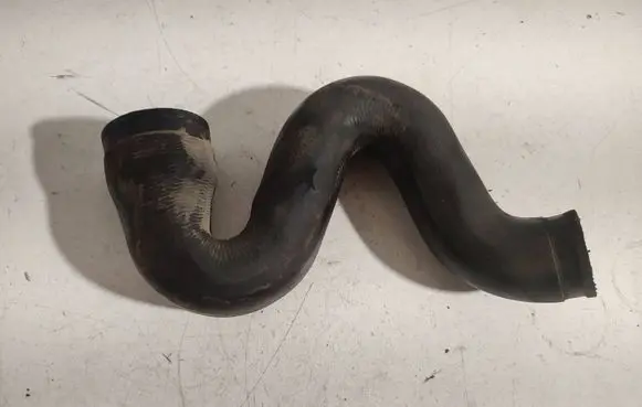 Volkswagen PASSAT B5 Intercooler hose/pipe 8d0145828c