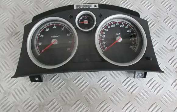 Opel Zafira B Speedometer (instrument cluster) 13230590