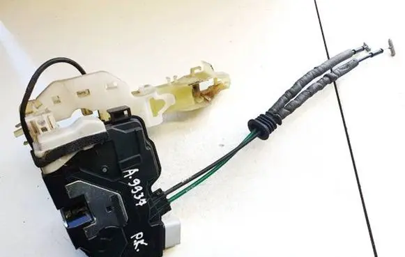KIA Sorento Front door lock a045777 5030