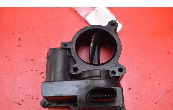 Volkswagen Touran II Throttle body valve 03C128063B