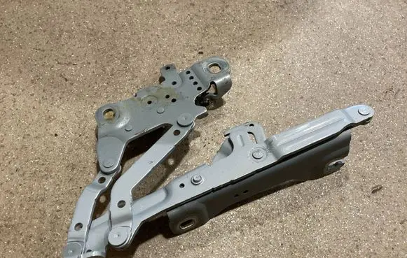 Engine bonnet/hood hinges