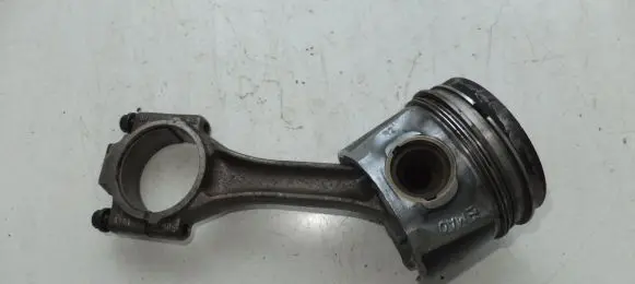 Volkswagen Golf V Piston with connecting rod