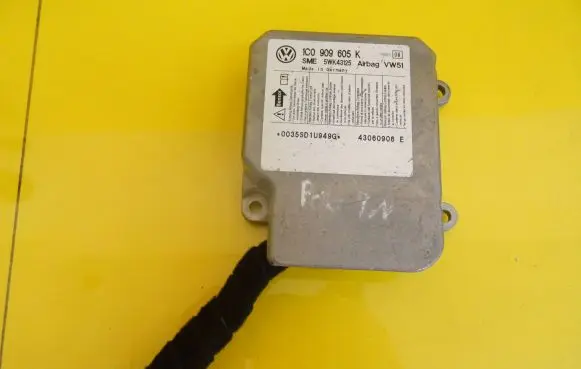 Volkswagen Polo IV 9N3 Airbag control unit/module 1C0909605K