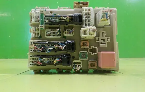 Toyota Avensis T270 Fuse box set 8273005680 BEZPIECZNIKOW