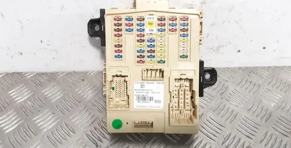 Hyundai Santa Fe Fuse module 919502W570