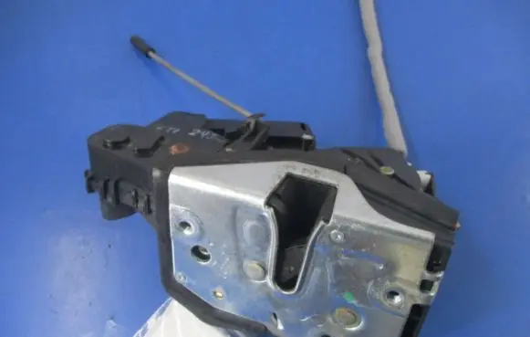 BMW X3 E83 Front door lock