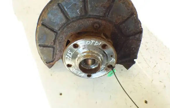 Skoda Octavia Mk2 (1Z) Front wheel hub spindle knuckle 