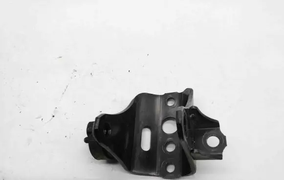 Toyota RAV 4 (XA40) Gearbox mounting bracket