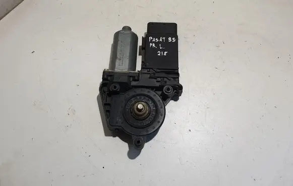 Volkswagen PASSAT B5 Front door window regulator motor 101430203