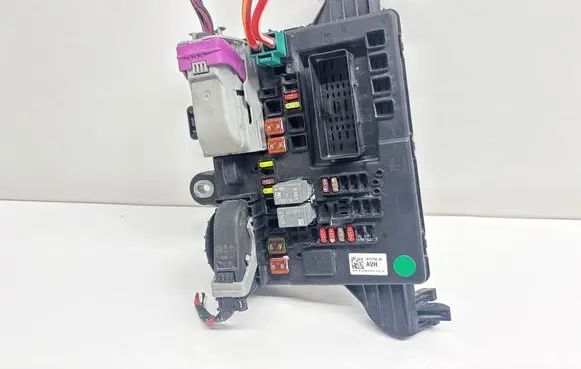 Opel Insignia A Fuse module 22737766 17254721413