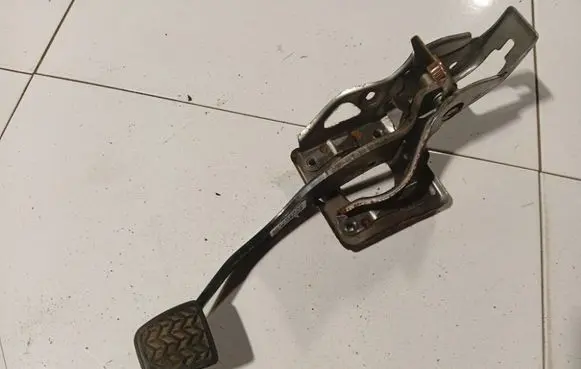 Toyota Avensis T250 Brake pedal