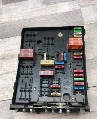 Volkswagen Golf V Fuse module 1K0937124K 014189861