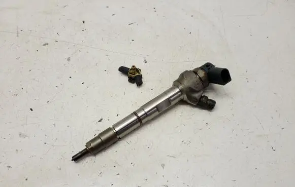 Volkswagen Jetta VI Fuel injector 0445110469 04L130277AC