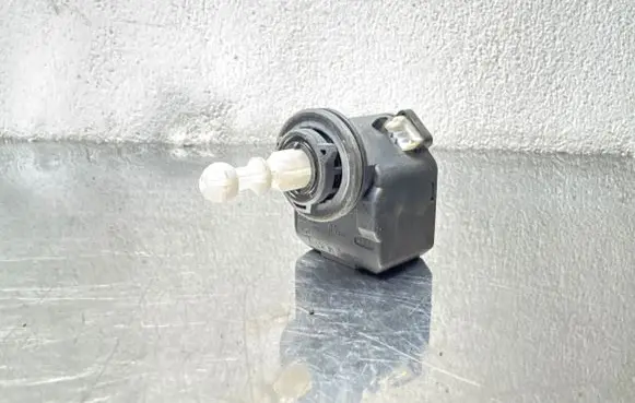 Opel Astra G Headlight level adjustment motor 00883000