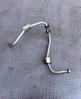 Volkswagen Arteon Fuel injector supply line/pipe 05L321B
