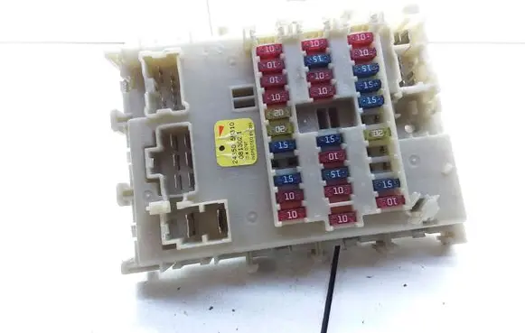 Nissan Almera N16 Fuse module 243505M310 0813021