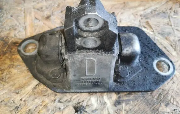 Volvo S60 Engine mount bracket 30748811