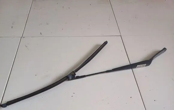 Volkswagen Golf V Front wiper blade arm 1K1955409