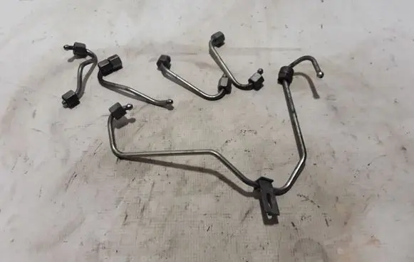 Land Rover Discovery Sport Fuel injector supply line/pipe LR073702