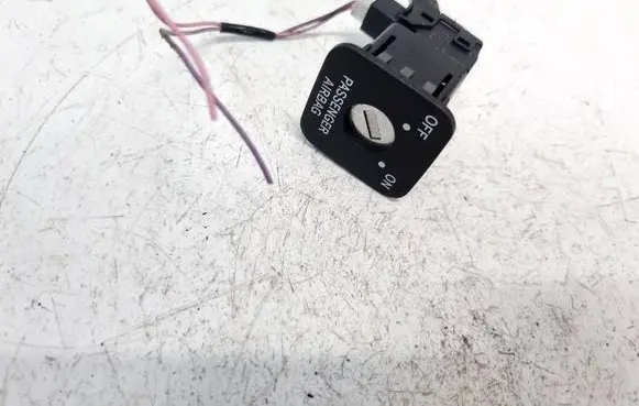 Passenger airbag on/off switch
