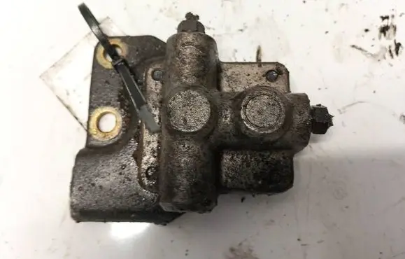 Toyota Previa (XR30, XR40) II Brake power pressure regulator 