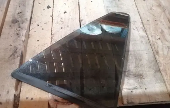 Lexus RX 300 Rear vent window glass 