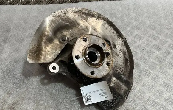 BMW 1 F40 Front wheel hub 6876645