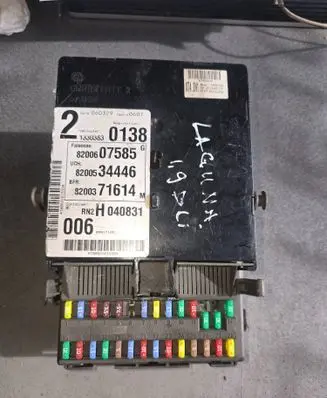 Renault Laguna II Fuse module 8200607585 8200534446 8200371614