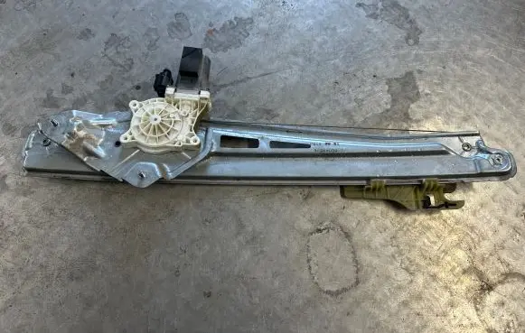 Ford Explorer Front door window regulator with motor