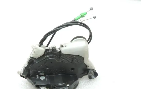 Toyota Yaris Front door lock 690400D140