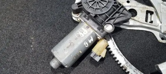 Mercedes-Benz ML W163 Front door window regulator motor 9137041104