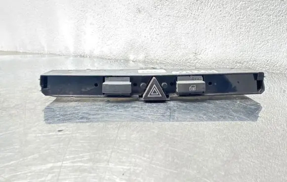 Opel Astra H Hazard light switch 13100105