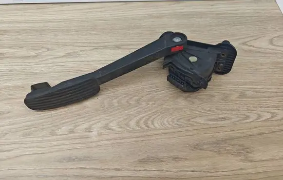 Volvo V70 Accelerator throttle pedal 9472051